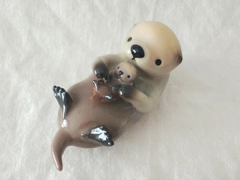 Ceramic Otter Sculpture, Cute Animal Ceramics, Mini Ceramic Animals, Cute Ceramic Animals, Animal Ceramics Ideas, Functional Ceramics Projects, Otter Pottery, Otter Clay, Animal Sculptures Clay