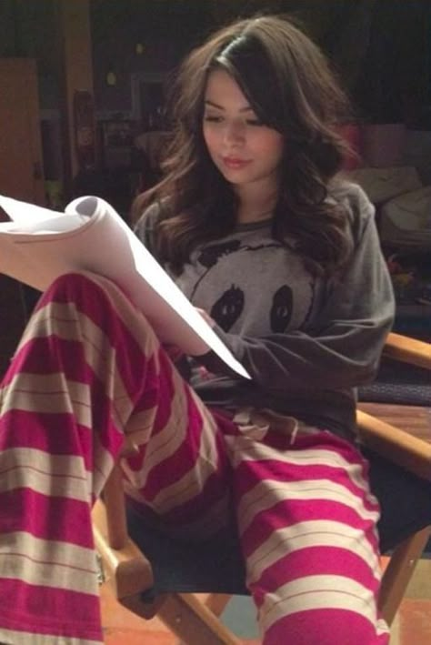 Miranda Cosgrove, Icarly, A Chair, Striped Pants, Pants, Trousers