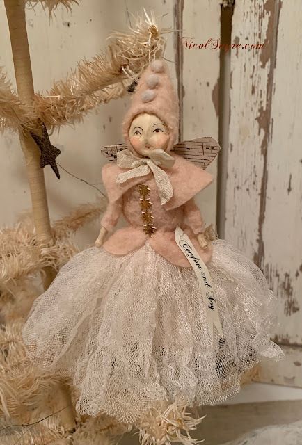 Round Dollhouse, Italian Christmas Decorations, Nicol Sayre, Christmas Angels Diy, Tassel Dolls, Primitive Dolls Handmade, Altered Dolls, Sculpture Paper Mache, Snippet Roll