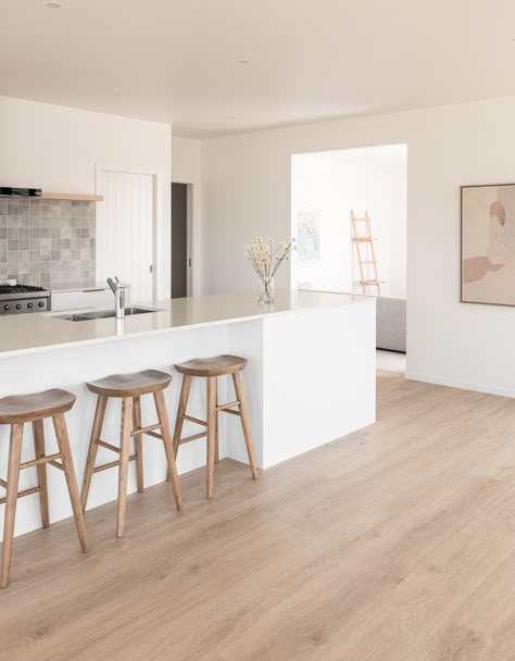 White Kitchen Oak Floor, Oak Floor Kitchen, Oak Floor Living Room, Laminate Flooring In Kitchen, Light Oak Floors, Laminate Flooring Colors, Vinyl Laminate Flooring, Oak Laminate Flooring, Light Wood Floors