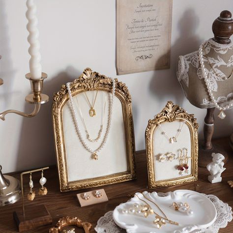 Picture Frame Jewelry Holder Diy, Frame Jewelry Display, Vintage Jewelry Display, Jewelry Booth, Stand Feria, Baroque Frame, Bedroom Design Trends, Jewelry Frames, Jewelry Display Stand