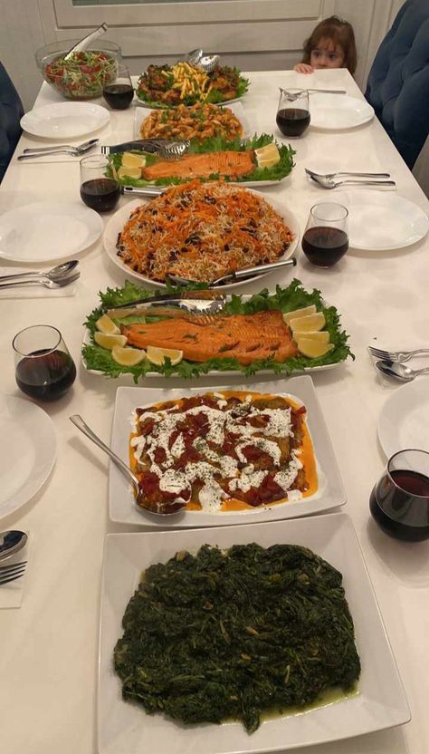 Afghan Dinner, Arabian Recipes, Afghani Food, Afghanistan Food, Afghan Food, Veggie Fritters, Afghan Food Recipes, Food Set Up, Fruit Platter Designs