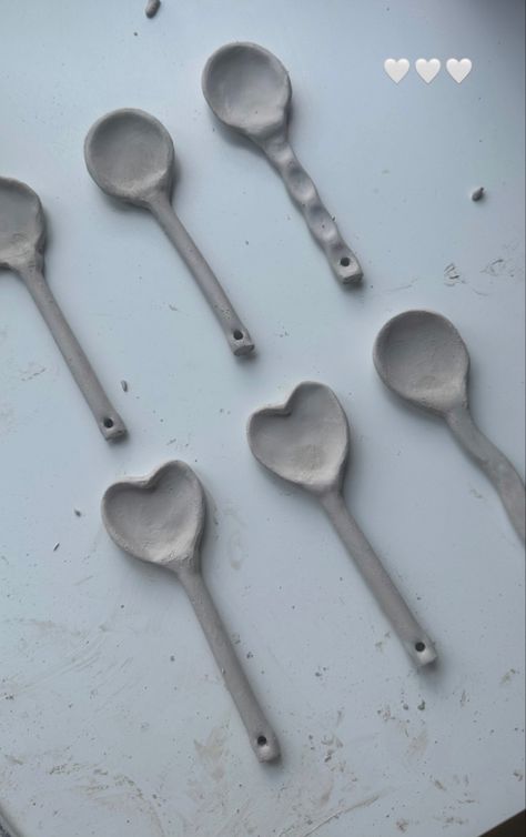 Small Easy Ceramic Projects, Simple Ceramic Ideas, Easy Pottery Designs, Handbuilt Pottery Ideas Inspiration, Pottery Ideas Easy, Ceramics Spoon, Clay Spoon, Clay Spoons, Pottery Spoons