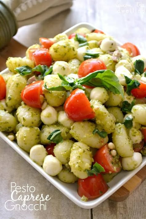 Caprese Gnocchi, Gnocchi Pesto, Ab Training, Caprese Recipes, How To Cook Gnocchi, Pasta Fatta In Casa, Gnocchi Recipes, Summer Dishes, Workout Plans