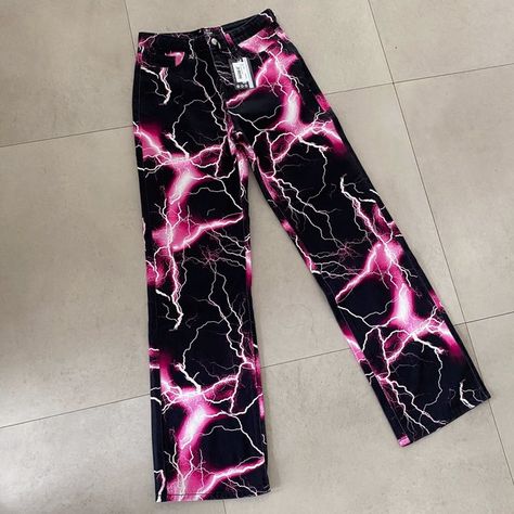 Lightning Jeans Diy, Ideas Para Pintar Pantalones, Diy Pants Paint, Diy Pants Jeans, Custom Pants Paint, Painted Pants Idea, Bleach Pants Ideas, Custom Pants Ideas, Custom Clothes Ideas