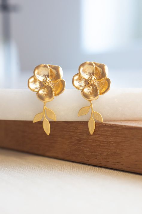 rachelkeppeler Gold Jhumka Earrings, Gold Earrings Models, Gold Jewelry Stores, Gold Ring Designs, Gold Jewelry Simple, Gold Bangles Design, Gold Jewellery Design Necklaces, Bridal Gold Jewellery Designs, Jewelry Design Earrings