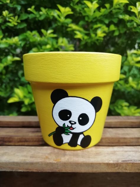 Panda Pot Painting, Big Flower Pot Painting Ideas, Drawing On Flower Pot, Pottery Painting Designs Plant Pots, Flower Pot Painting Ideas Creative, Terra Cotta Pot Crafts Diy, Diy Pottery Painting, Flower Pot Art, Pot Painting