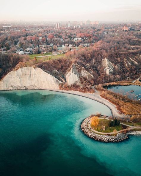 blogTO on Instagram: “Views of the Scarborough Bluffs never disappoints 👀 #Toronto #Scarborough #ScarboroughBluffs #TheBluffs #Fall #Autumn #fallTO - 📸 @jiechxn” Scarborough Bluffs, Earth 2, Great Lakes, Fall Autumn, Ontario, Places To Go, Toronto, Things To Do, Lake