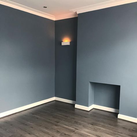 Blue Wall Dark Floor, Dusky Blue Walls, Grey Floor And Wall Color Combinations, Cheap Wood Flooring, Blue Feature Wall, Best Wood Flooring, Deco Tv, Vinyl Wood Flooring, Wall Color Combination