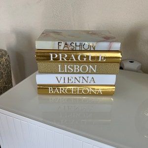 Decorating Bookshelves, Decor Books, Luxury Coffee Table, Modern Books, Gold Book, Decorative Books, Small Book, Set Decor, Book Stack