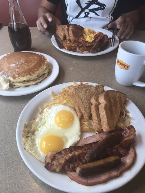 Denny’s Diner #dennys #americanbreakfast Denny’s Restaurant, Dennys Breakfast, Ihop Breakfast, Arlo Parks, Diner Breakfast, Breakfast Diner, Breakfast Birthday, Mcdonalds Breakfast, Friends Night