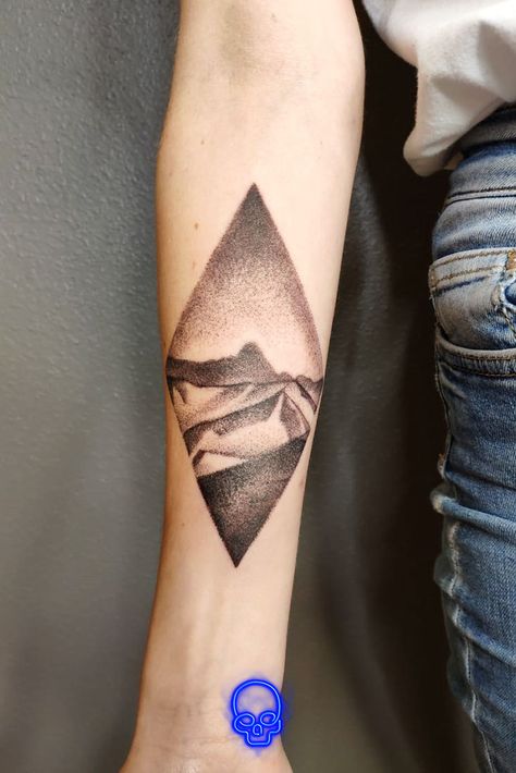 Tatuagem Pontilhismo de uma Paisagem. | Profissional: Trabalho feito pelo Bob Queiroz. | Local: Tatuagem no Antebraço. | #tatuagempontilhismo #pontilhismo #paisagem #montanha #tatuagemmasculina #tatuagemfeminina #tattoo #tattoosp #tatuagemsp #estudiotattoosp #estudiotatuagemsp #moemasp #saopaulo Rick And Morty, Triangle Tattoo, Tattoos, Pins, Mandalas