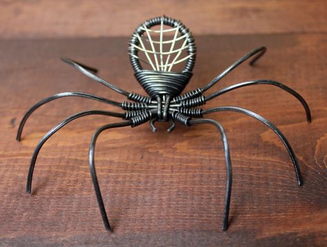 Haywire and Bead wire Spider  come see more @ www.facebook.com/gonehaywire Wire Spider Sculpture, Wire Wrapped Spider, Spider Tutorial, Metal Spider, Art Fer, Wire Spider, Copper Wire Crafts, Copper Wire Art, Wire Art Sculpture