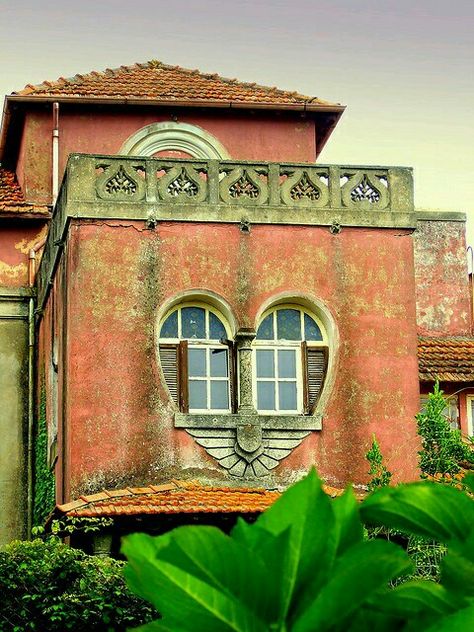 Beautifully Designed Heart Shaped Window...I LOVE IT!! <3 Baghdad Iraq, Beautiful Windows, Bohol, Khalid, Baghdad, Beautiful Doors, Old Building, Photo Quotes, Beautiful Buildings