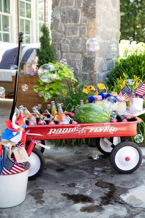 Easy 4th of July Party Decorating Ideas for Busy Hostesses Picnic Menu, Picnic Spread, Patriotic Desserts, Party Hardy, Backyard Cookout, Fourth Of July Food, Red Wagon, Fun Party Games, Patriotic Party