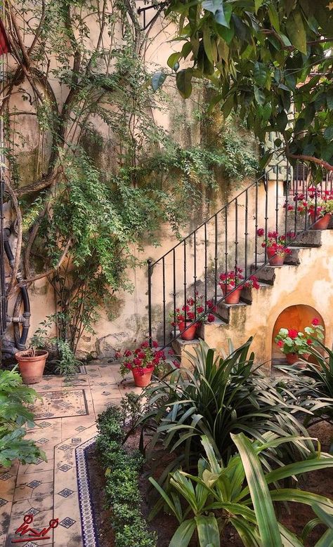 Spanish Terrace, Vintage Decorating Ideas, Garden Fairy Costume, Dream Garden Backyards, Pool Bed, Garden River, Rustic Garden Ideas, Modern Water Feature, Pools For Small Yards