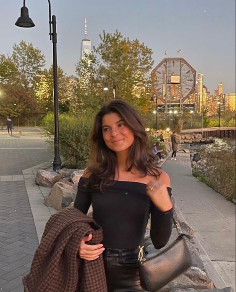 Petite Brunette Style, Viviane Audi Hair, Viviane Audi Outfits, Viviane Audi, Petite Brunette, Off The Shoulder Top Black, 2024 Clothes, Night In The City, Hair 2022