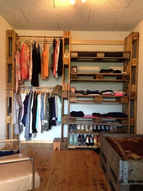 Pallet Wardrobe Diy Closet Ideas, Pallet Closet Diy, Diy Pallet Closet, Pallet Wardrobe, Pallet Closet, Pallet Furniture Designs, Open Closet, Diy Wardrobe, Closet Remodel