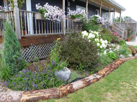 Edging flowerbed Wooden Garden Edging, Homesteading Diy Projects, Front Garden Landscape, Gardening Landscaping, Eco Friendly Garden, Wooden Log, Fence Landscaping, Garden Pathway, Garden Edging