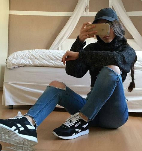 @Brandoswifeey Black Outfit Woman, Cute Lazy Outfit, Outfits With Air Force Ones, Outfits With Jordan 1s Fashion Styles, Outfits Lazy, Baddie Outfit, Black Reebok, Hat Outfit, Reebok Black