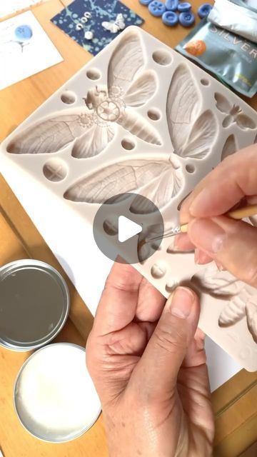 Anna Davenport | Ethical Jewellery on Instagram: "SILVER METAL CLAY >> this is such an easy @redesignwithprima mould to use with silver metal clay and the results are… BRILLIANT!  TOP TIP >> use a liquid release agent such as @cooltools.us CoolSlip so the silver metal clay doesn’t stick inside the detail in this mould. I spray a little on the lid of a tiny plastic pot and apply it using a paint brush  If you’re feeling nervous about starting to make your own jewellery using silver metal clay, I can help you 👍  🔥 GET 35% OFF 🔥 if you buy a BUNDLE of 2 of my Silver Metal Clay Guides and you’ll also get a copy of my 12-page PROJECT X GUIDE FREE!  Comment GUIDE and I’ll send you the discount link to my Etsy Shop 🤩  Want to feel confident using silver metal clay? I’ve written 6 SILVER METAL Sterling Silver Clay Jewelry, Silver Art Clay, Silver Clay Jewelry Tutorials, Clay Metal Jewelry, Silver Clay Jewelry Ideas, Precious Metal Clay Tutorial, Silver Clay Jewellery, Polymer Clay Tutorials Free, Metal Clay Designs