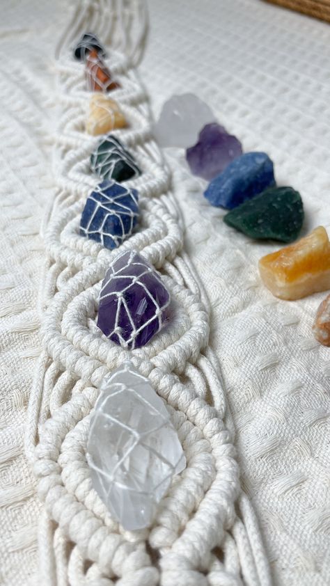 Diy Driftwood Macrame, Driftwood Crystals, Macrame Stone Wrapping Tutorial, Stone Wrapping Tutorial, Driftwood Macrame, Crystal Macrame, Free Macrame Patterns, Decorative Knots, Boho Crafts Diy