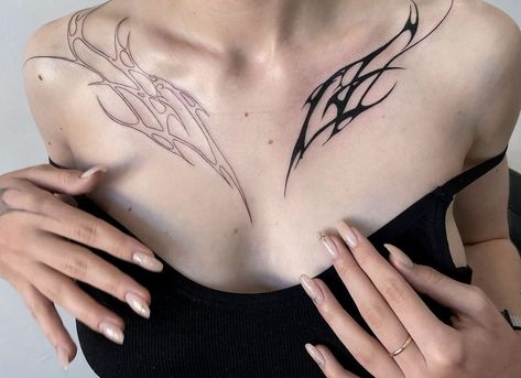 Special Meaning Tattoos, Thick Body Tattoo, Collarbone Tattoo Grunge, Upper Stomach Tattoos, V Line Tattoos, Tattoo Brazo Mujer, Clavicle Tattoo, Symmetrical Tattoo, Tasteful Tattoos