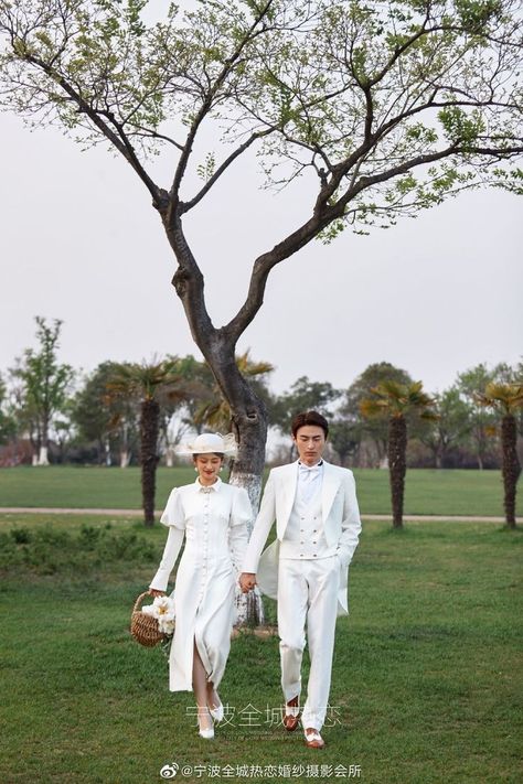 Prewed Photoshoot, Pre Wedding Photoshoot Theme, Prewedding Ideas, Korean Photoshoot, Vintage Couple, Prewedding Outdoor, Pre Wedding Photoshoot Outfit, Wedding Photo Studio, Pre Wedding Photoshoot Outdoor