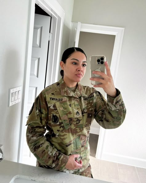 Heather Arnett, Investment Pictures, Jenny Boo, Id Card Photo Makeup, Military Woman Aesthetic, Female Army Soldier, Cracked Iphone, Women Picture, Military Pictures For Yahoo