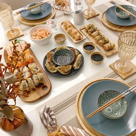 Sushi Dinner Party Table Settings, Korean Dinner Table, Baby Food Timeline, Sushi Dinner Party, Table Plate Setting, Korean Dinner, Korean Thanksgiving, Dinner Party Table Settings, Diner Party