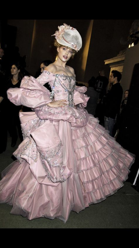 Dior Haute couture gown by John Galliano inspired by Marie Antoinette Rococo Fashion, Cake Dress, Runway Fashion Couture, Races Fashion, Doutzen Kroes, Dior Haute Couture, Cat Walk, Mode Inspo, John Galliano