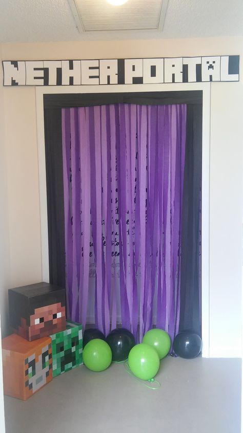 Emery's Minecraft Party DIY Nether Portal Minecraft Dort, Diy Minecraft Birthday Party, Nether Portal, Minecraft Party Decorations, 4de Verjaardag, Minecraft Decoration, Minecraft Theme, Video Games Birthday Party, Diy Minecraft