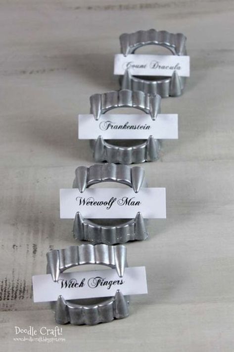 Silver Fang Escort Card holders! Hallowedding Ideas, Place Card Holder Ideas, Place Card Holders Diy, Diy Vampire, Office Bulletin Board Ideas, Diy Place Settings, Card Holder Diy, Vampire Party, Place Setting Cards