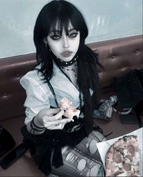 상사 on Instagram: ��“Twilight vibe Anyway ur lips r always sweet” Makeup Looks Cute, Gothic Make Up, Asian Goth, Dark Makeup Looks, Alt Makeup, Swag Makeup, Edgy Makeup, Cute Makeup Looks, Gothic Makeup