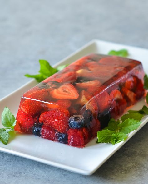 Fresh Berry Terrine - Once Upon a Chef Potluck Bbq, Desserts Nutella, Light Summer Desserts, Terrine Recipe, Passover Desserts, Once Upon A Chef, Dessert Places, Tiramisu Dessert, Dessert Aux Fruits