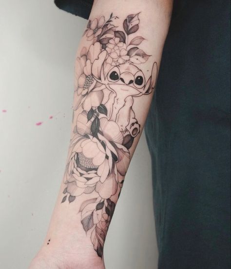 Disney Tattoos For Men Sleeve, Stitch Floral Tattoo, Stitch Shoulder Tattoo, Stitch Flower Tattoo, Disney Floral Tattoo, Floral Dinosaur Tattoo, Fineline Tattoo Ideas, Hals Tattoo Mann, Disney Stitch Tattoo