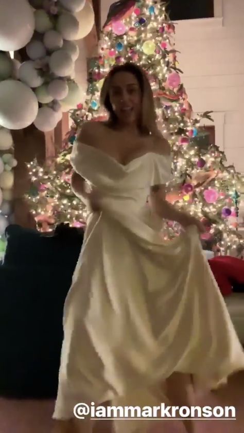 Miley cyrus wedding gown Miley Wedding Dress, Miley Cyrus Wedding Dress, Miley Cyrus Wedding, Miley Cyrus Dress, Miley Cyrus Flowers Music Video, Miley Cyrus Grammys, Award Show Dresses, Celebrity Wedding Dresses, Iconic Weddings