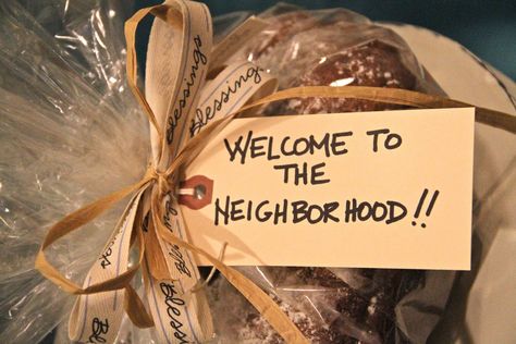 Welcome Gift Basket, Traditional Housewarming Gifts, Kitchen Gift Baskets, Housewarming Basket, Welcome New Neighbors, Neighborhood Gifts, Welcome To The Neighborhood, Neighborhood Party, Welcome Baskets