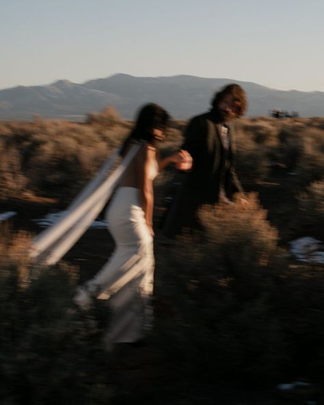 Looking for inspiration? You're gonna love this beautiful elopement in New Mexico. Under their own rules, Annie and Clint designed a wedding that will take your breath away in no time, with spectacular views, an ultra cool look and images that will blow your mind. Find out the whole story at weddinghub.wtf and... #jointhetribe New Mexico Engagement Photos, New Mexico Elopement, Mexico Wedding Photos, Taos Wedding, Desert Bride, Mexico Aesthetic, Southwestern Wedding, Mexico Elopement, Joshua Tree Wedding