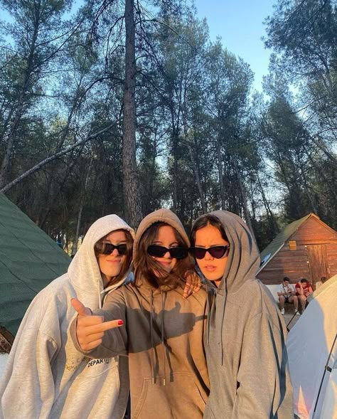 Camping Photos Friends, Camping Photo Ideas Friends, Camp Pictures With Friends, Girls Camping Trip Aesthetic, Cabin Pictures With Friends, Aesthetic Camping Pictures, Camping Photoshoot Ideas, Camp Photo Ideas, Camping Pictures With Friends