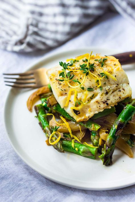 Fish With Asparagus, Oven Baked Cod, Recipe With Lemon, Baked Cod Recipes, Cod Recipe, Spring Veggies, Healthy Weeknight Meals, Cod Recipes, Clean Plates