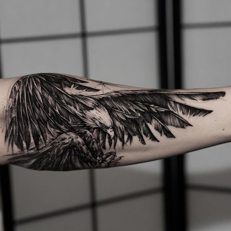 Eagle Tattoo Forearm, Black Eagle Tattoo, Rabe Tattoo, Mens Body Tattoos, Bicep Tattoo Men, Left Arm Tattoos, Vogel Tattoo, Hawk Tattoo, Inner Bicep Tattoo