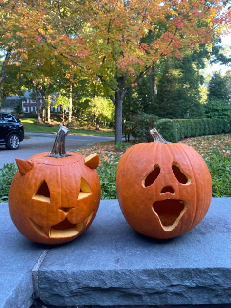 Pumpkin Inspo Easy, Cut Pumpkin Carving Ideas Easy, Fall Carved Pumpkins, Pumpkin Ideas Aesthetic, Punkins Carving, Vintage Pumpkin Carving, Duo Pumpkin Carving Ideas, Carved Pumpkins Aesthetic, Simple Pumpkin Designs