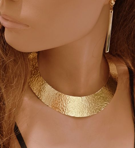 * AVAILABLE FEDEX EXPRESS SHIPPING UPGRADE 3-5 WORKING DAYS * Gold Tone Brass Collar Choker Necklace with Hammered Pattern Finished. Choker Necklace Hammered Collar Necklace Handmade Gold - Silver Cuff Choker Necklace Hammered choker necklace made of brass, aluminium , german silver,or Sterling silver 925. Each necklace is hand polished for a touch of sophistication.  To See More Necklaces Click Here : https://www.etsy.com/shop/zendiaz?section_id=16233071&ref=shopsection_leftnav_6 For details ab Brass Necklace Handmade, Wide Choker Necklace, Choker Collar Necklace, Collar Choker, Egyptian Jewelry, Gold Choker Necklace, Gold Cuffs, Silver Anklets, Jewelry Lookbook