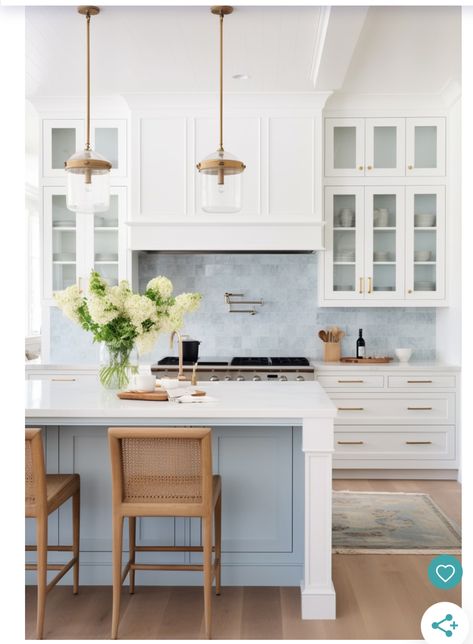 Coastal Kitchen Backsplash, Kitchens With White Cabinets, Kitchen Backslash, Modern Coastal Kitchen, Hamptons Kitchen, Coastal Kitchen Design, Coastal Dining, Beach Kitchens, Beach House Kitchens