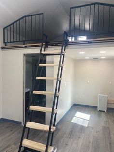 Loft Ladder Ideas, Scale Loft, Loft Railing, Ladder Ideas, Loft Floor, Loft Stairs, Loft Ladder, Fence Styles, Sleeping Loft