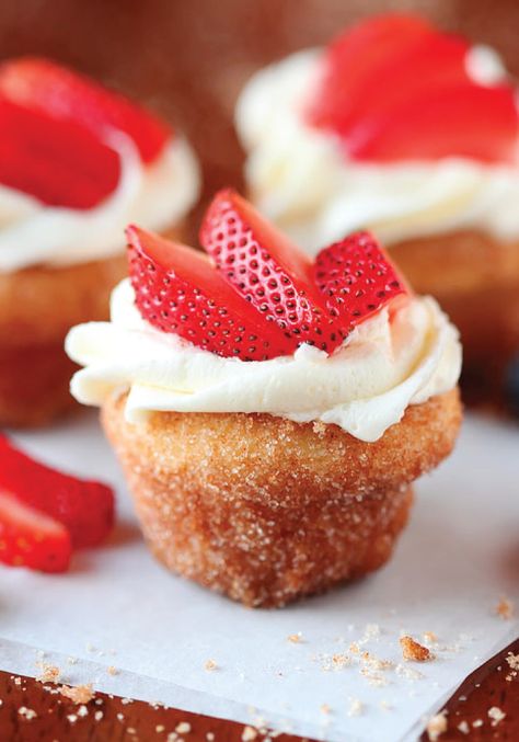 Strawberries, shortcake and cinnamon, oh my! Doughnut Muffins, Strawberry Shortcake Recipes, Strawberry Dessert, Shortcake Recipe, Pudding Desserts, Savoury Cake, Strawberry Recipes, Cakepops, Eat Dessert