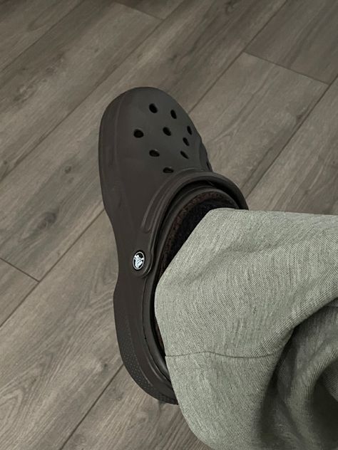 Grey Crocs Aesthetic, How To Style Black Crocs, Fur Crocs Outfit, Grey Crocs Outfit, Black Fur Crocs, Black Crocs Aesthetic, Croc Colors, Black Crocs Outfit, Crocs Aesthetic Outfit