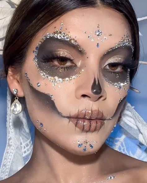 Jewel Skeleton Makeup, Catrina Costume Make Up, Simple Catrina Makeup, Halloween Glitter Makeup, Simple Skull Makeup, Eye Makeup With Rhinestones, Halloween Makeup Glitter, Catrina Nails, Skull Makeup Ideas