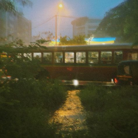 I thought this view from the cab was so picturesque so I just had to capture it! I’m also obsessed with film/vintage aesthetics and I feel it enhances the nostalgic vibe that is ever-present in the city that never sleeps!          #aesthetic #Bombay #Mumbai #photography #vintage #nostalgia #desiaesthetic #india #nightlife #street Nostalgic Film Aesthetic, Nostalgic Aesthetic Photography, Film Vibe Photography, Bombay Aesthetic, Photography Nostalgia, Mumbai Photography, Vibes Photography, Nostalgic Aesthetic, Nostalgic Vibes